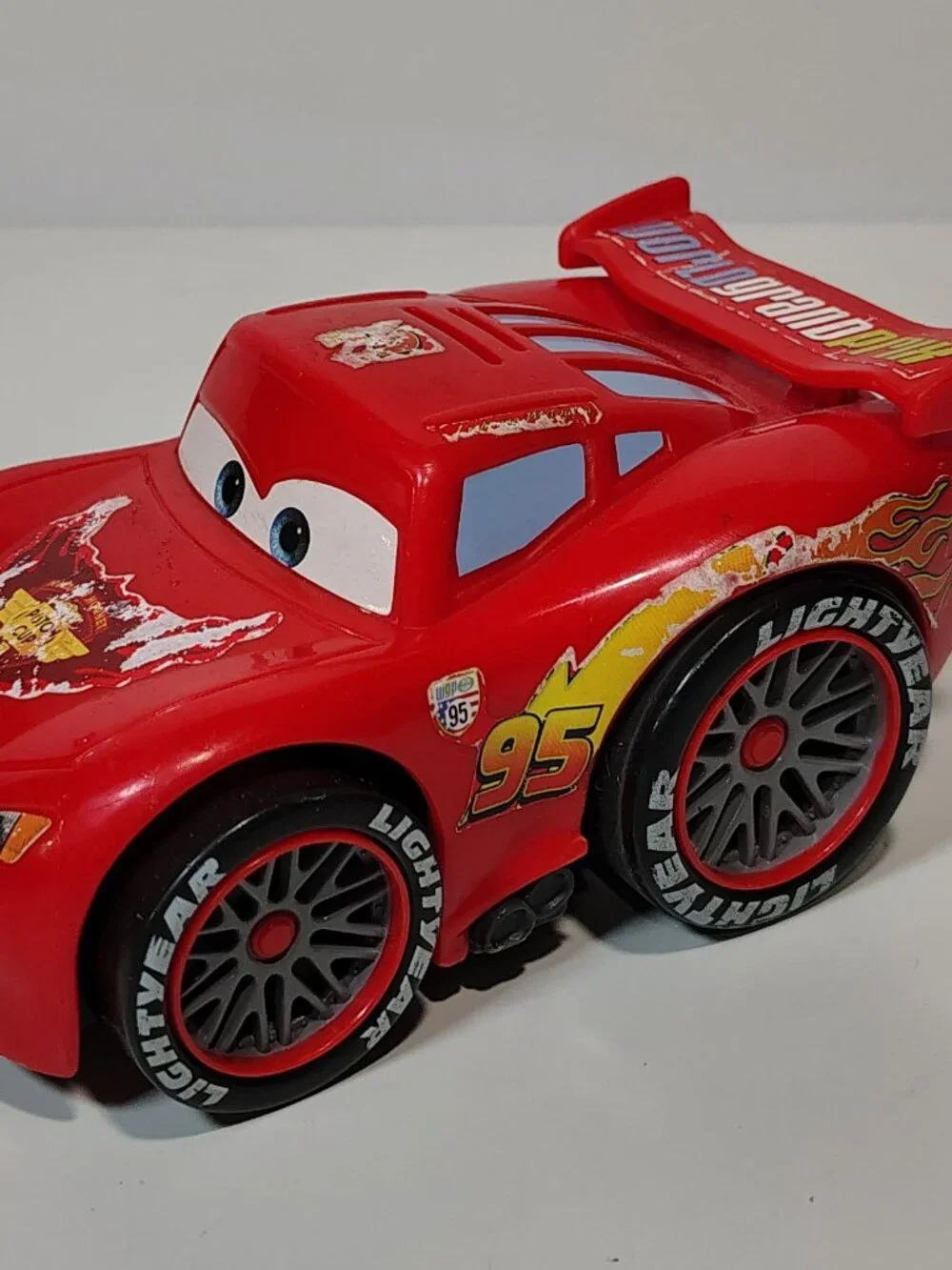 DISNEY PIXAR CARS 2 LIGHTNING McQUEEN WORLD GRAND PRIX SHAKE ‘N GO! 2010 MATTEL